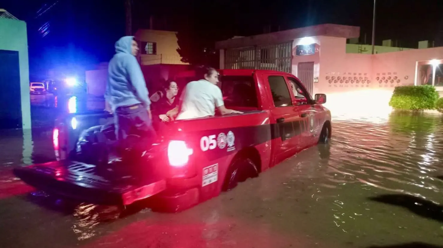 Autoridades municipales respondieron al llamado de auxilio tras inundación en el Fraccionamiento San Ángel. Foto: Especial.