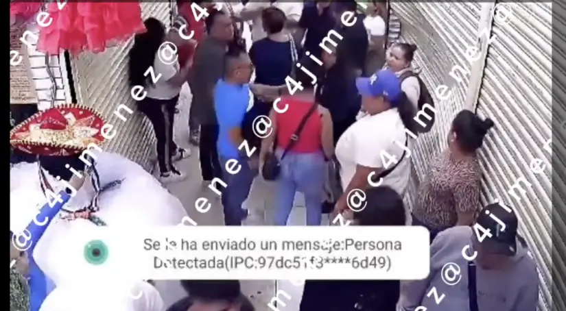 Mujeres peleando en Mercado Lagunilla. Foto: X @c4jimenez