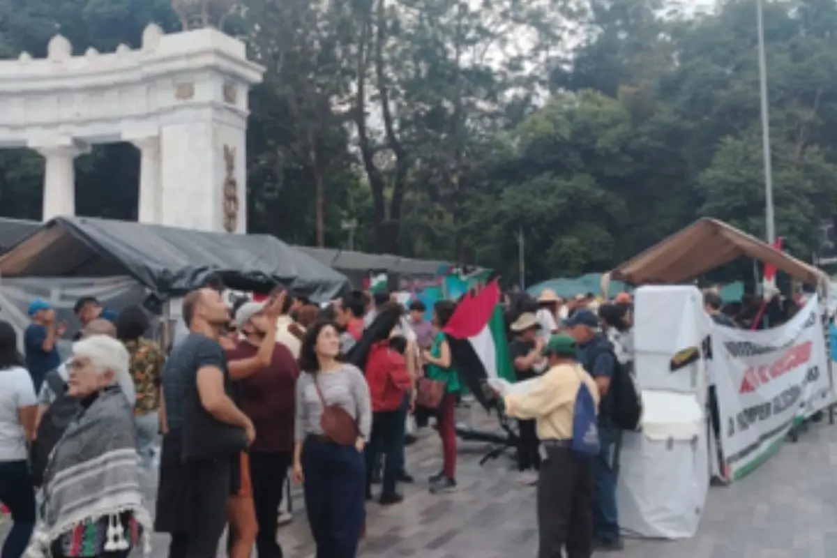 Manifestantes en el Hemiciclo a Juárez en CDMX. Foto: X (@OVIALCDMX)