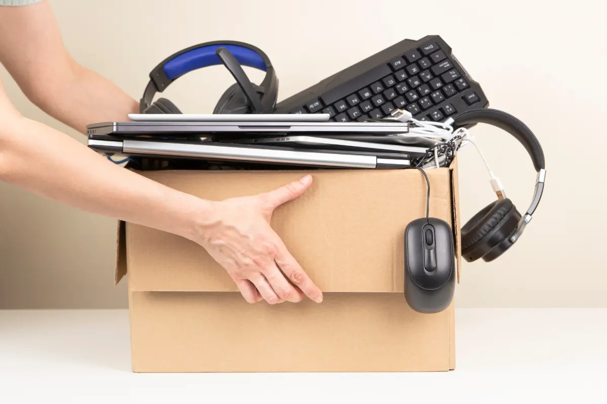 Profeco explica qué es la obsolescencia programada y cómo afecta a los dispositivos electrónicos. Foto: Canva