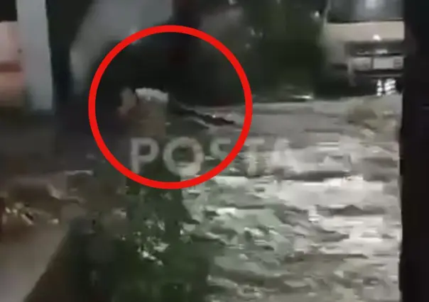 VIDEO l Momento de pánico; mujer fue arrastrada por corriente en Santa Catarina