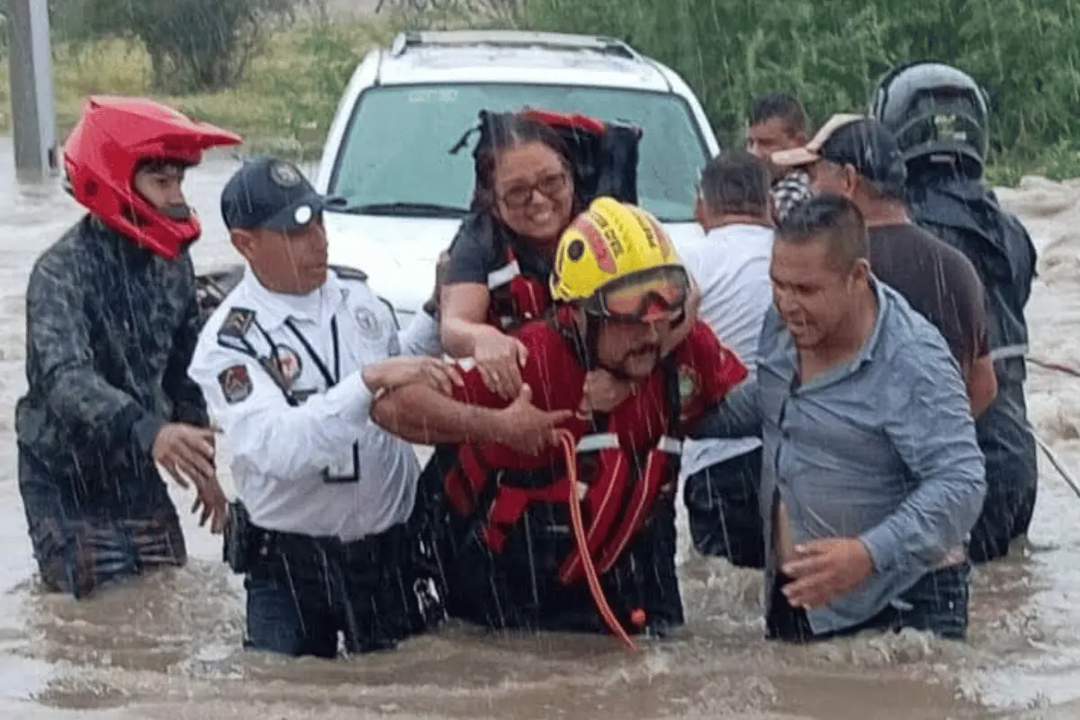 Cuadrillas de Servicios Públicos reforzaron la limpieza de drenajes y alcantarillas, retirando desechos acumulados en colonias. Foto: Gobierno de Escobedo.