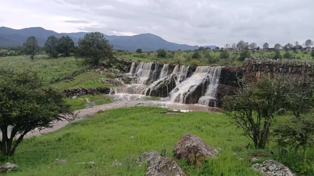 Desaparece familia de 4 integrantes al cruzar un arroyo de Súchil; los arrastró la corriente