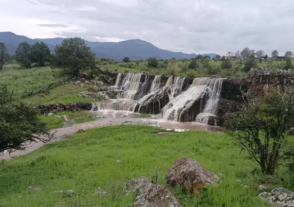 Desaparece familia de 4 integrantes al cruzar un arroyo de Súchil; los arrastró la corriente