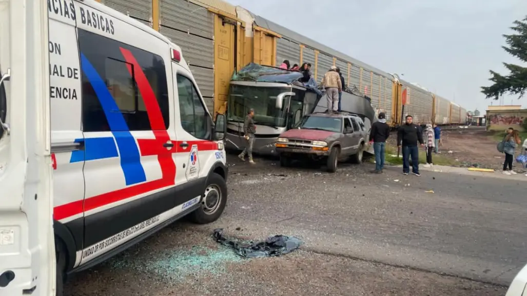 CPKC lamenta choque de uno de sus trenes con autobús en Atlacomulco; invita a respetar señalamientos