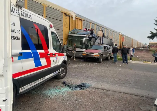 CPKC lamenta choque de uno de sus trenes con autobús en Atlacomulco; invita a respetar señalamientos