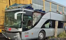 VIDEO | Autobús intenta ganarle al tren en Atlacomulco y deja 9 muertos y 41 lesionados