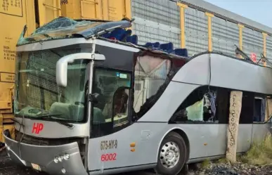 VIDEO | Autobús intenta ganarle al tren en Atlacomulco y deja 9 muertos y 41 lesionados