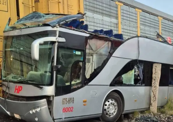 VIDEO | Autobús intenta ganarle al tren en Atlacomulco y deja 9 muertos y 41 lesionados