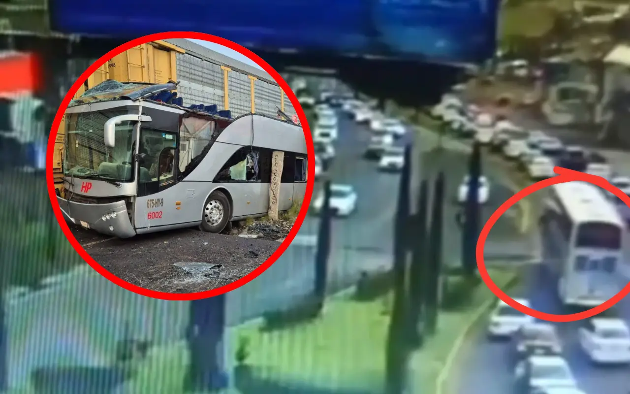 Momento exacto en el que un tren embiste a un autobús de pasajeros en Atlacomulco. Foto: Redes sociales (Canva)
