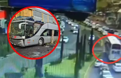 VIDEO | Momento exacto en que autobús intenta ganarle al tren en Atlacomulco y es embestido