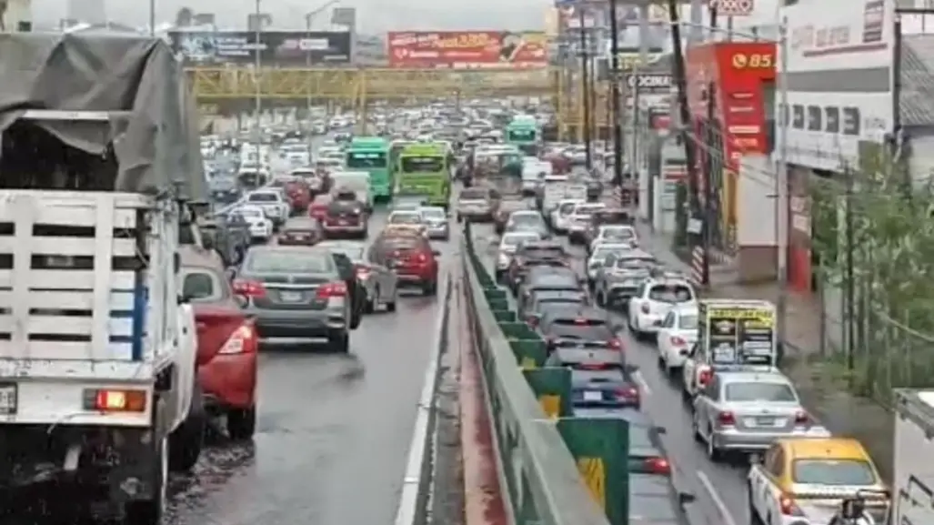 Vialidad colapsada en Avenida Gonzalitos por lluvias, ¿cuáles son las rutas alternativas?