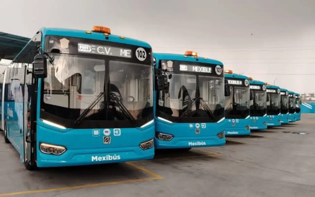 Mexibús eléctrico. Foto: X/ @DanielSibaja_ (Canva)