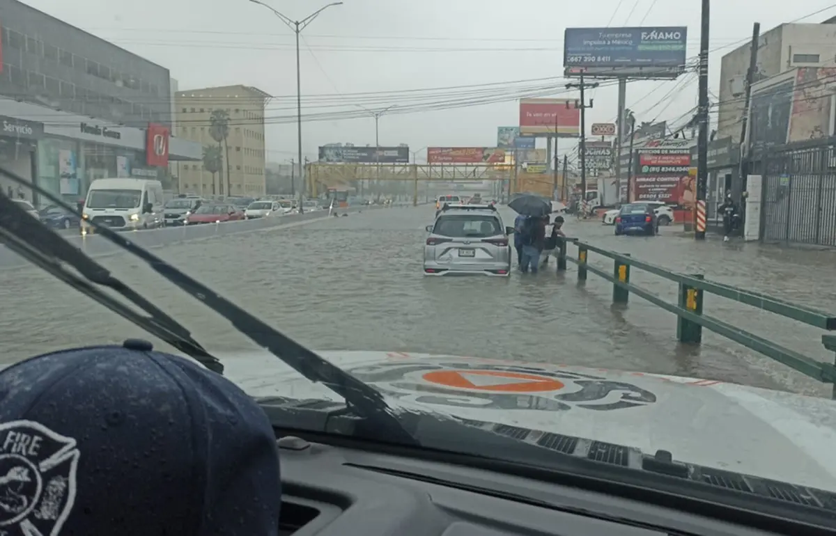 Protección Civil de Nuevo León hace un llamado a la ciudadanía a conducir con precaución y moderar la velocidad debido a las lluvias. Foto: Protección Civil de Nuevo León
