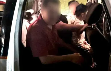 Policía rescata a familia atrapada en vehículo arrastrado por el agua en Guadalupe