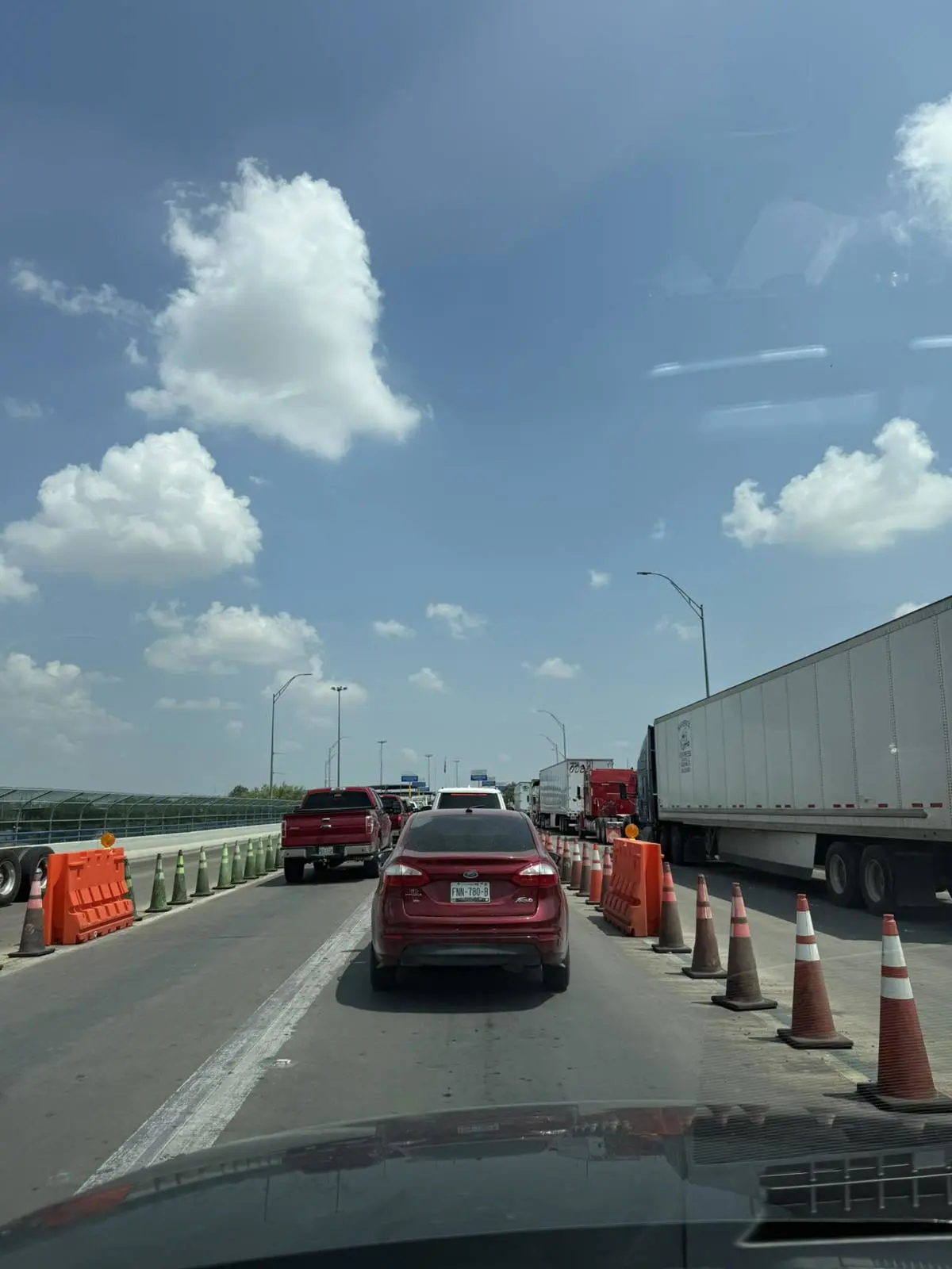 Fila para cruzar hacia Estados Unidos durante el fin de Semana / Foto: Raúl Pilas
