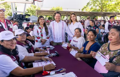 Entregan las tarjetas Elvia Carrillo Puerto a madres autónomas de Yucatán