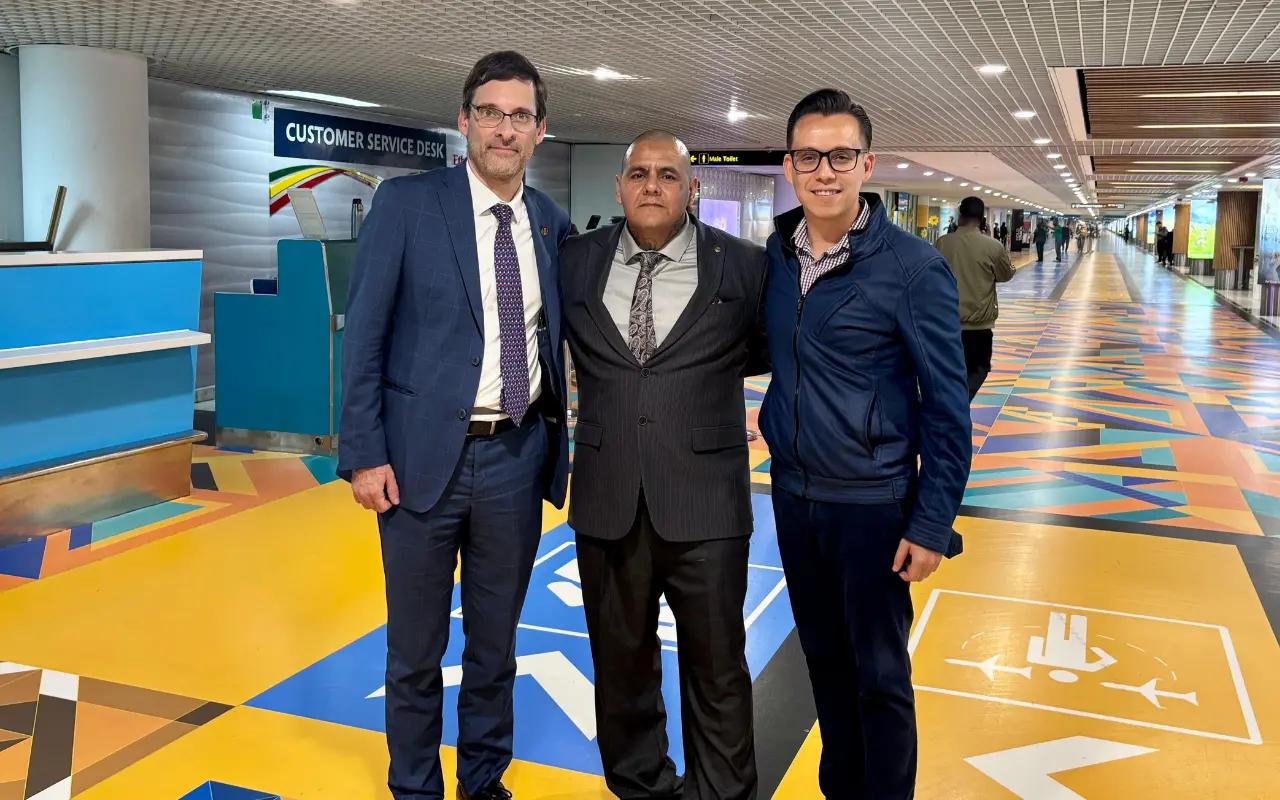 Jesús Muñoz junto a funcionarios mexicanos. Foto: Secretaría de Relaciones Exteriores