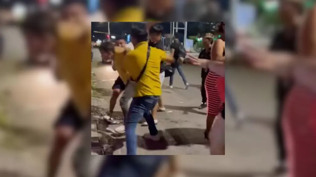 VIDEO | Jóvenes se agarran a golpes en polémico bar de Mérida