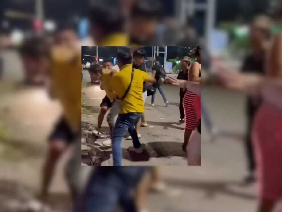 Un grupo de jóvenes protagonizó una riña a las afueras de un bar en Mérida que no tuvo graves consecuencias, pero le hecho fue criticado por la falta de seguridad en la zona.- Fuente Notiviral Yucatán