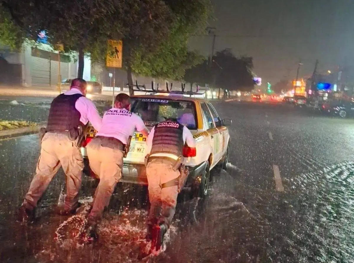 El apoyo consistió en trasladar a los ciudadanos a lugares seguros y ofrecer transporte en unidades urbanas hacia sus domicilios. Foto: Policía de Monterrey.