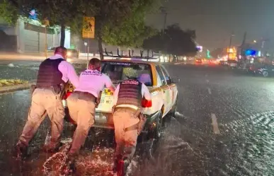 Policías apoyan a los ciudadanos en medio de las lluvias en Monterrey