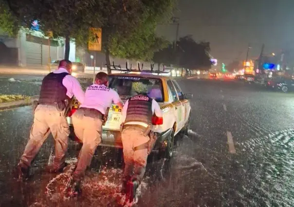 Policías apoyan a los ciudadanos en medio de las lluvias en Monterrey