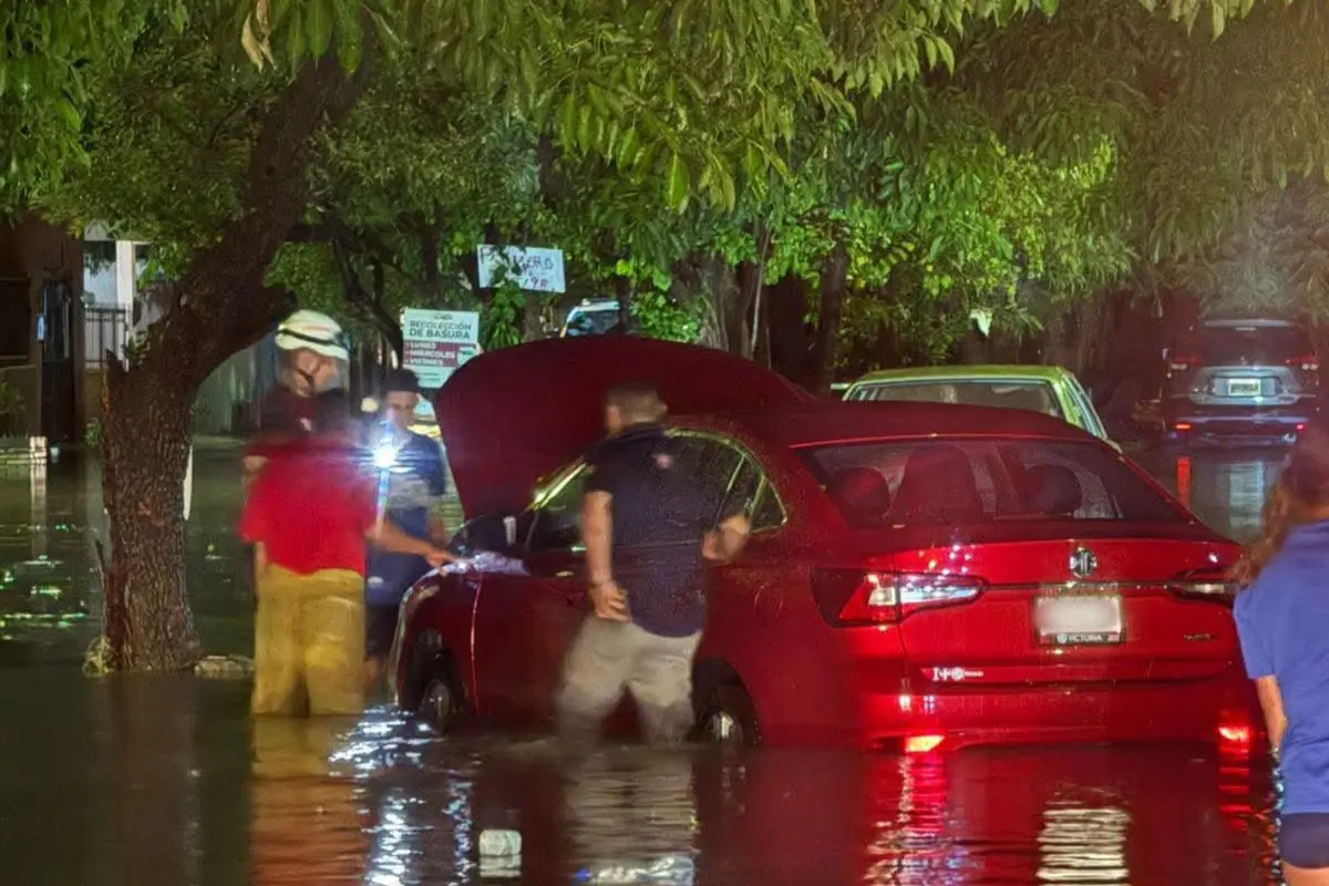 Personal de Protección Civil auxilio a automovilistas varados por las lluvias en Ciudad Victoria | Foto: PC