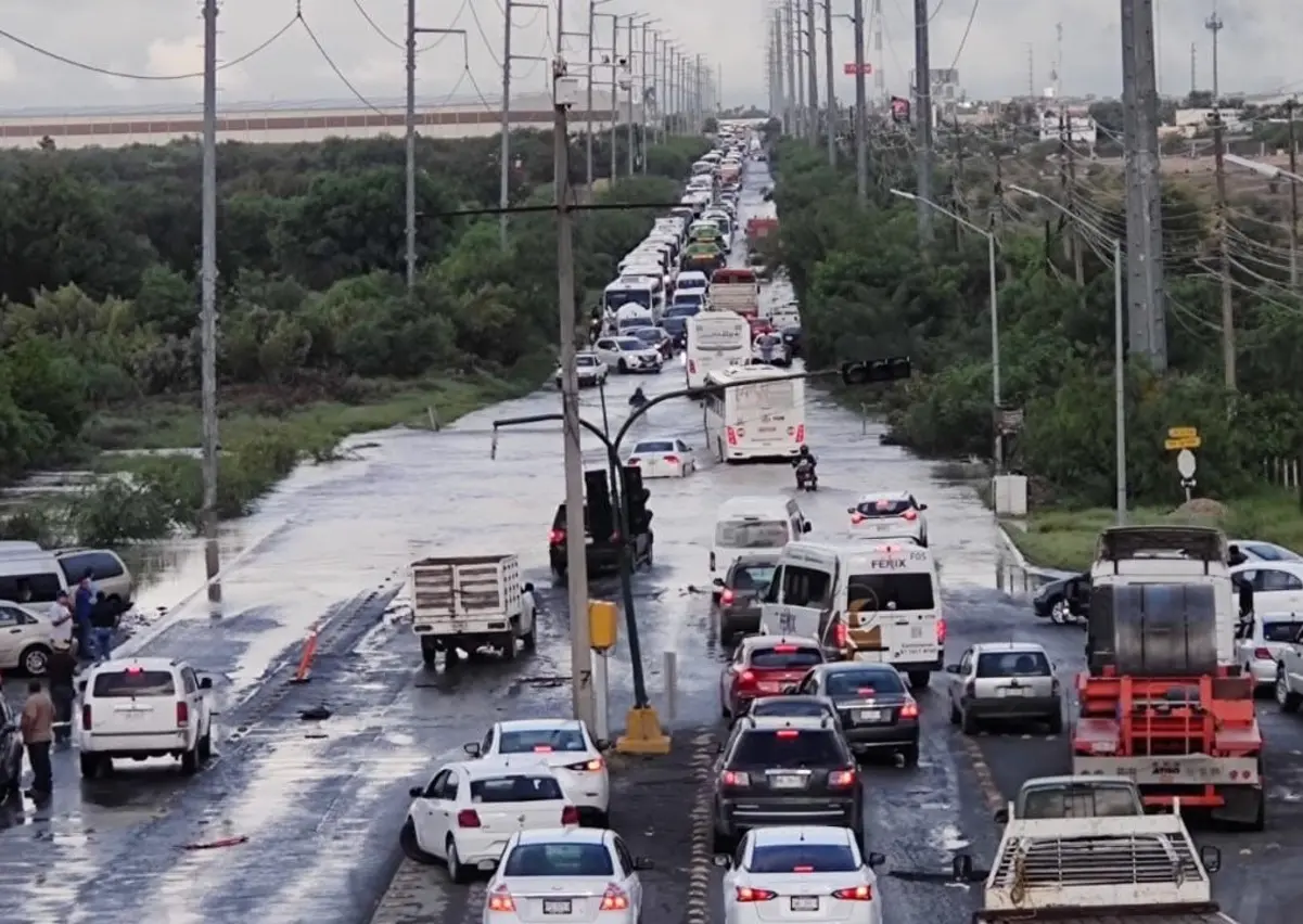 Las fuertes lluvias han causado severos encharcamientos y baches en las principales vialidades de Zuazua. Foto: Facebook Perla Morales.