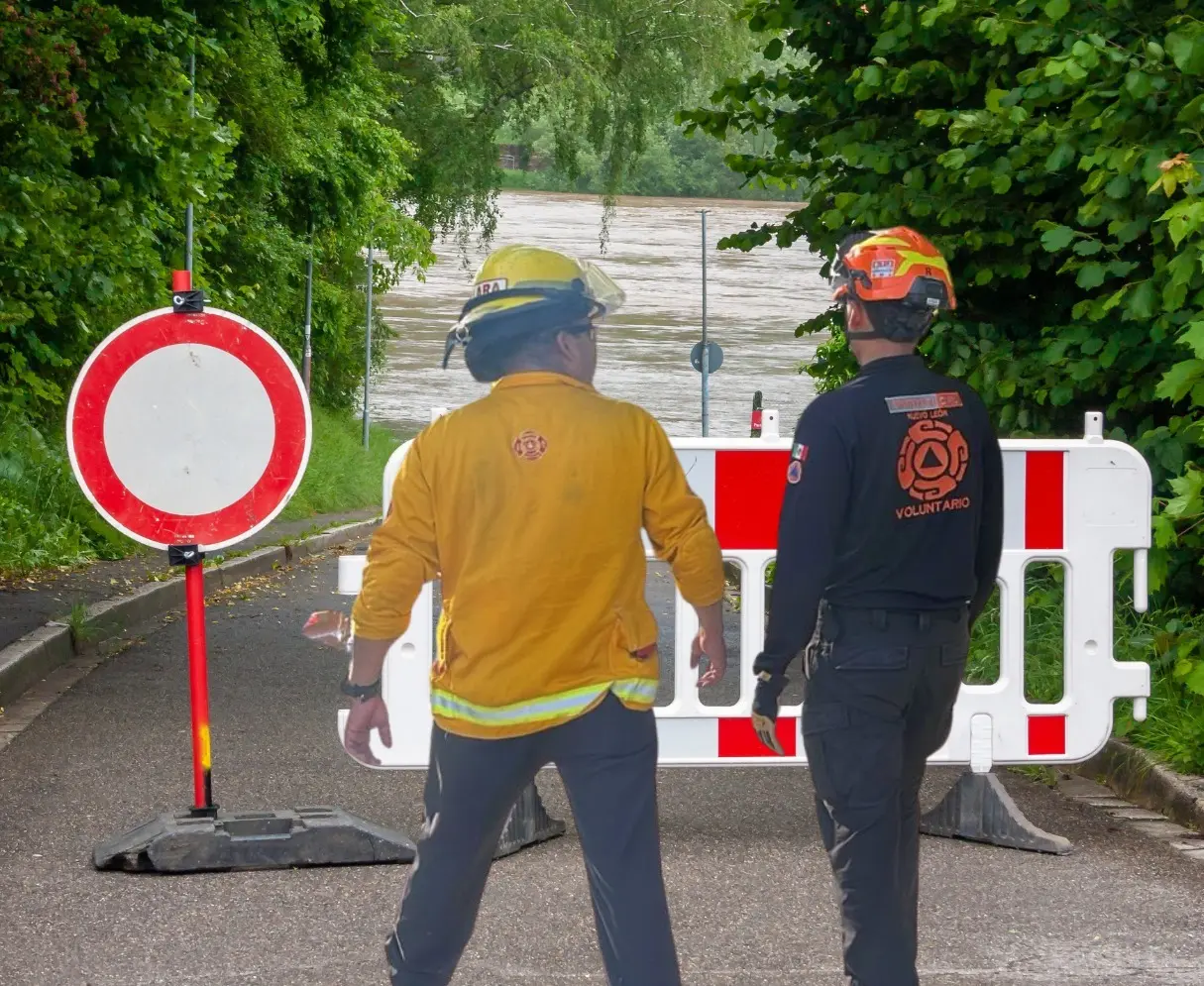 Protección Civil de Nuevo León realiza recorridos constantes para supervisar la situación y evitar riesgos mayores a conductores y habitantes. Foto: Canva/Protección Civil de Nuevo León.