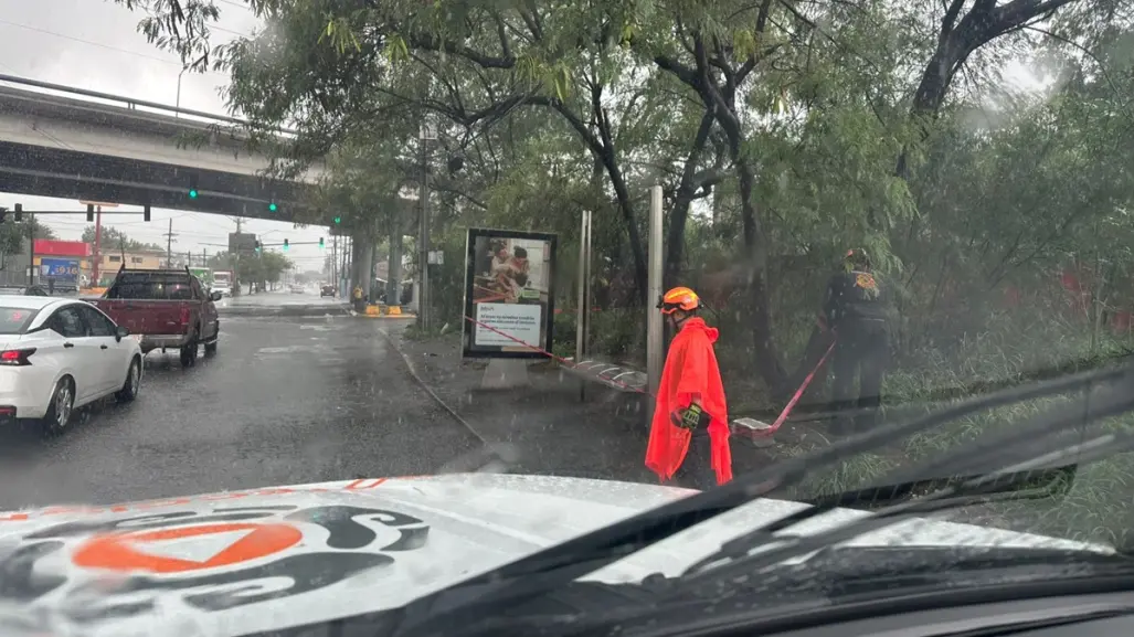 Protección Civil Nuevo León implementa operativo ante las lluvias en Monterrey