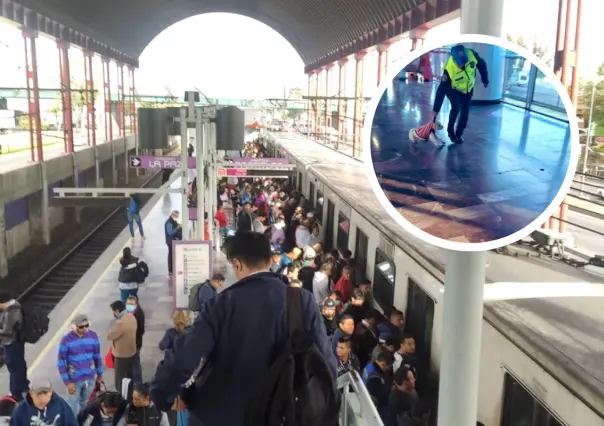 Perrito en Metro CDMX es jaloneado por policías; usuarios acusan uso de animales en marketing político
