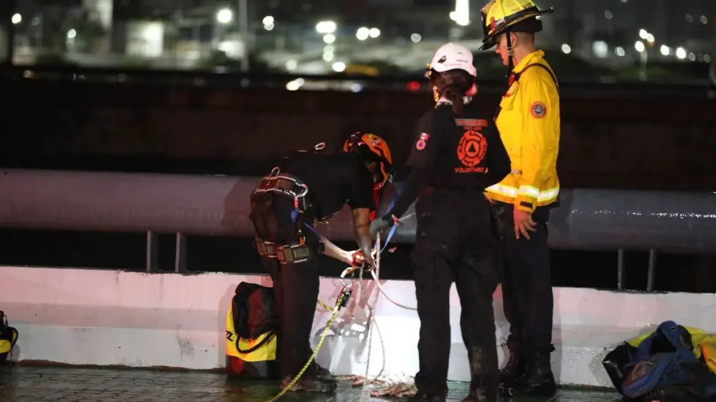 VIDEO | Así fue el rescate de un hombre bajo el puente del río Santa Catarina
