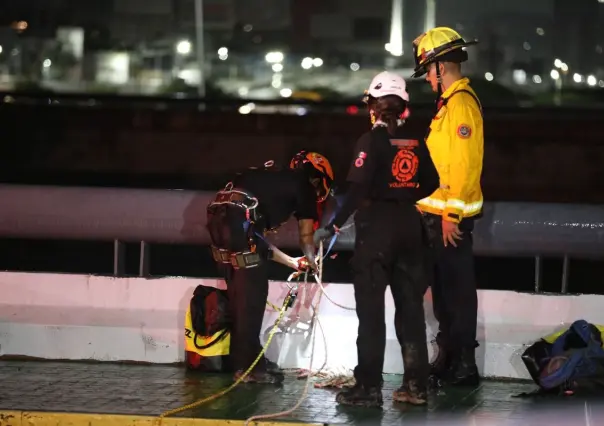 VIDEO | Así fue el rescate de un hombre bajo el puente del río Santa Catarina