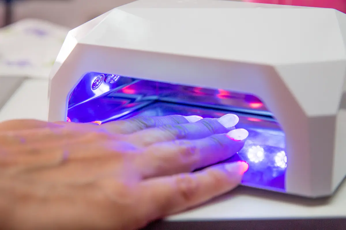 Los riesgos del esmaltado en gel motivaron la prohibición del gelish en Europa para proteger la salud de los usuarios. Foto: Canva