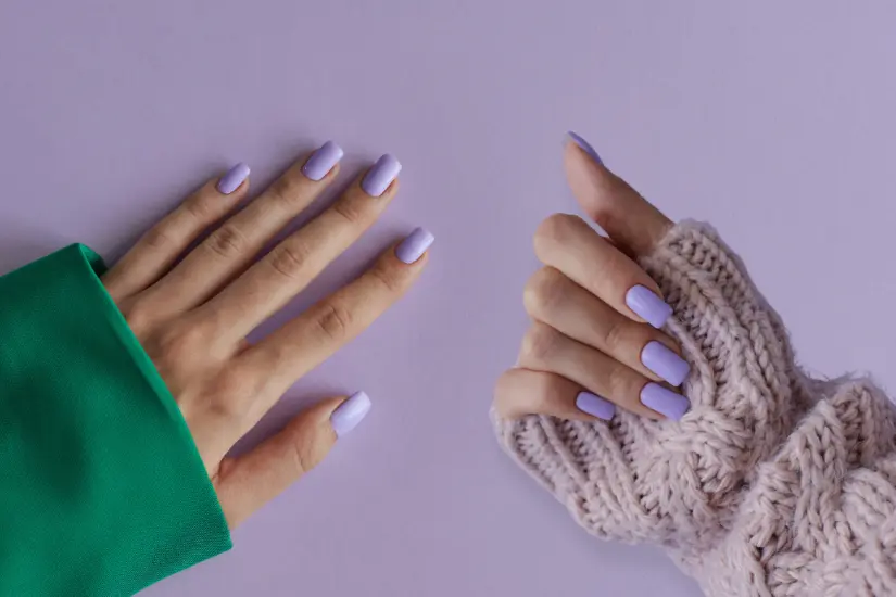 Europa ha prohibido el gelish debido a posibles riesgos dermatológicos y por la exposición a lámparas de secado UV. Foto: Canva