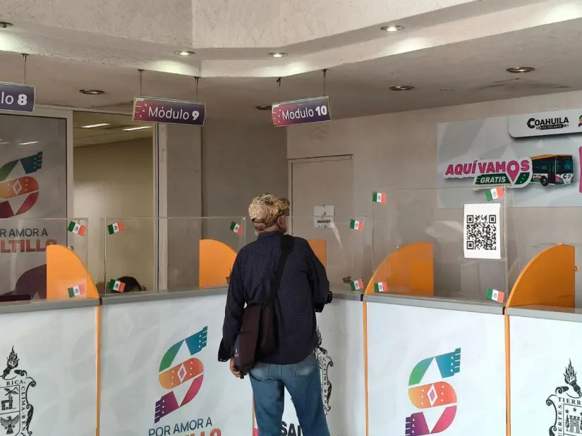Módulos de atención para adquirir las tarjetas aquí vamos en Saltillo / Foto: Marco Juárez
