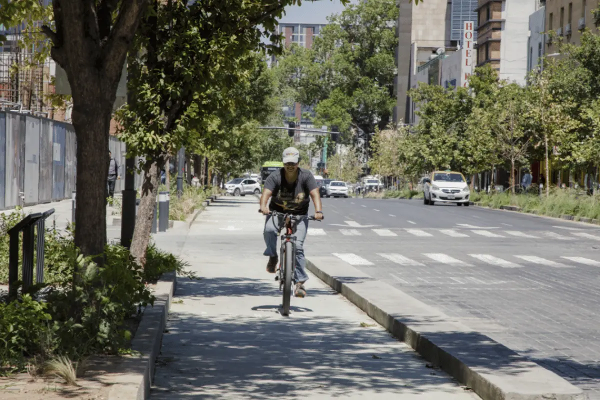 Estos espacios buscan recuperar áreas urbanas deterioradas, convirtiéndolas en puntos de convivencia social y recreación. Foto: Gobierno de Nuevo León.