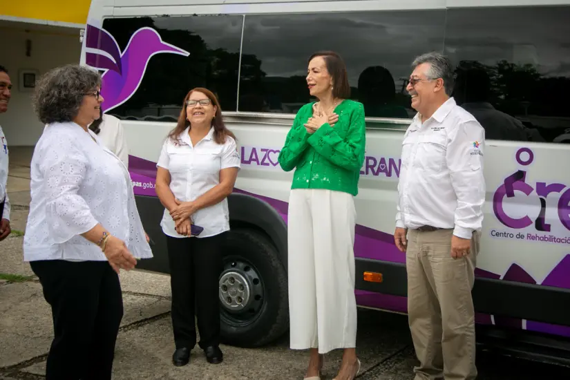 Patricia Lara Ayala, directora general del DIF Tamaulipas, entregó la unidad a René Lara Cisneros, alcalde de Tula. Foto: Daniel Espinoza