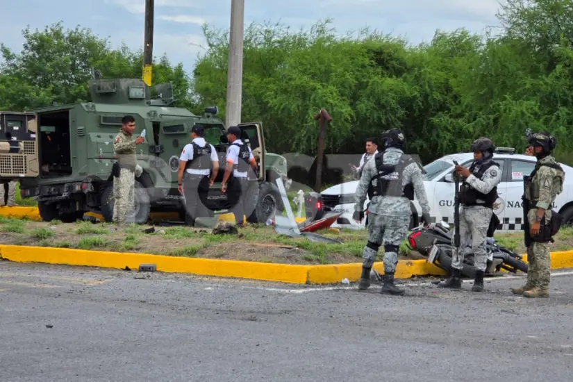 Fuerte accidente en Ciudad Victoria en el que se vieron involucrados militares en una unidad de la Sedena, así como civiles a bordo de una camioneta y una motocicleta. 