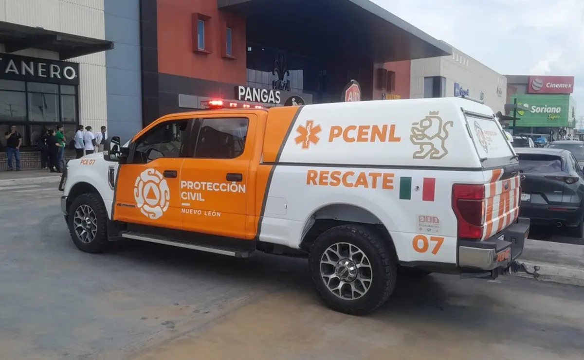 Una unidad de Protección Civil Nuevo León resguarda la entrada de Plaza Fiesta Anáhuac tras registrarse un conato de incendio, mismo que fue controlado y no dejó personas lesionadas. Foto: Facebook Protección Civil de Nuevo León