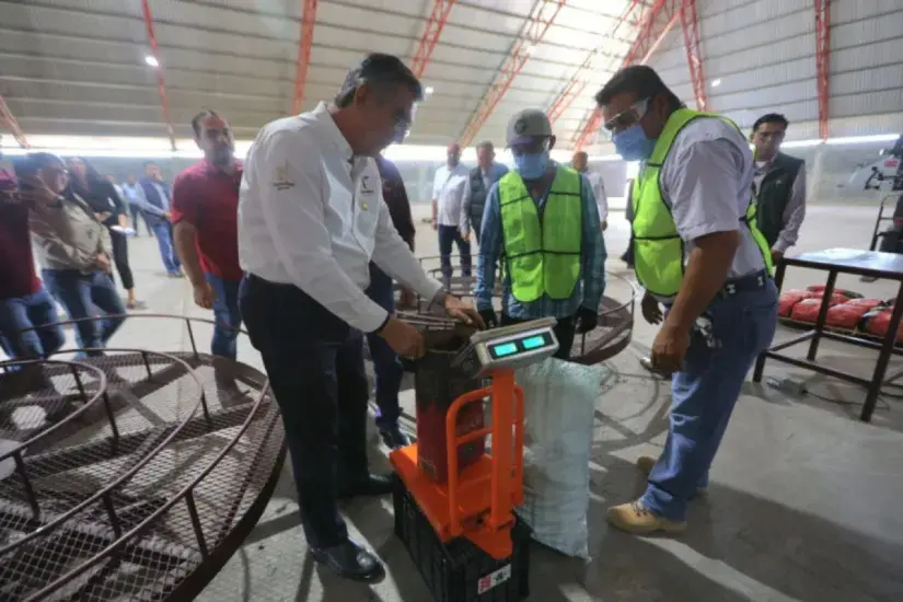 El gobernador Américo Villarreal en el área de embolsado de carbón | Foto: gobierno de Tamaulipas