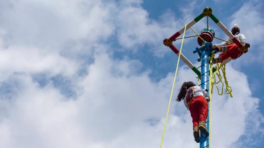 Turista ebria escala mástil de los Voladores de Papantla en Cuetzalan