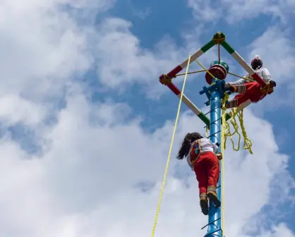Turista ebria escala mástil de los Voladores de Papantla en Cuetzalan