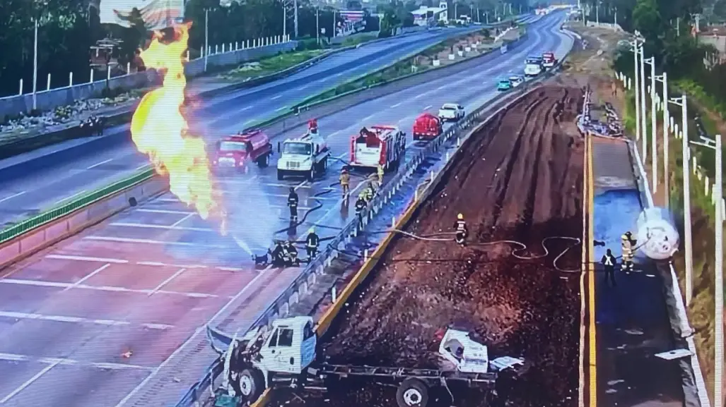 Cerrada la autopista México-Puebla por volcadura de pipa en el km 39; estas son las rutas alternas