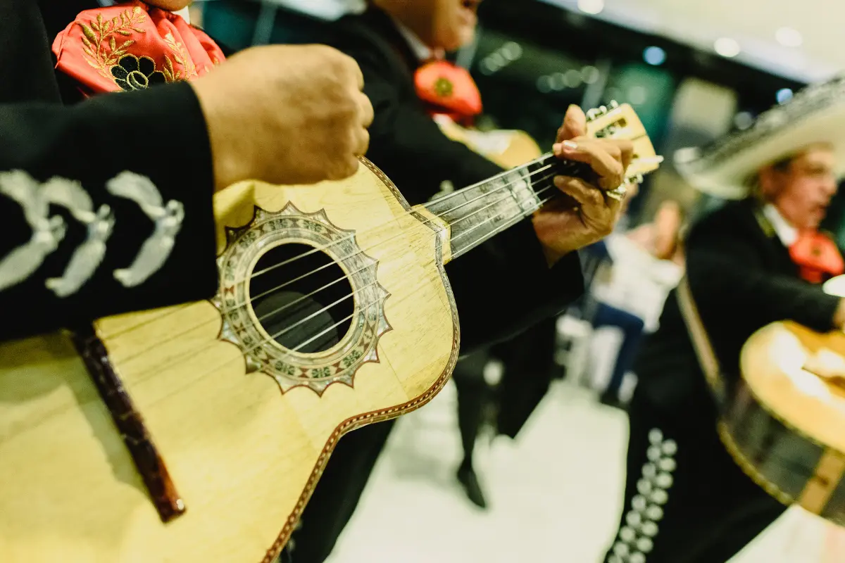 La música mexicana se convierte en protagonista cada 15 de septiembre y una canción destaca como himno sentimental del festejo. Foto: Canva.