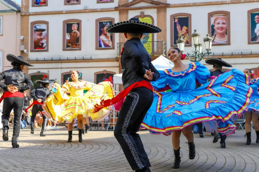 Entre gritos de independencia y mariachi una canción mexicana sigue brillando como la favorita de millones cada 15 de septiembre. Foto: Canva