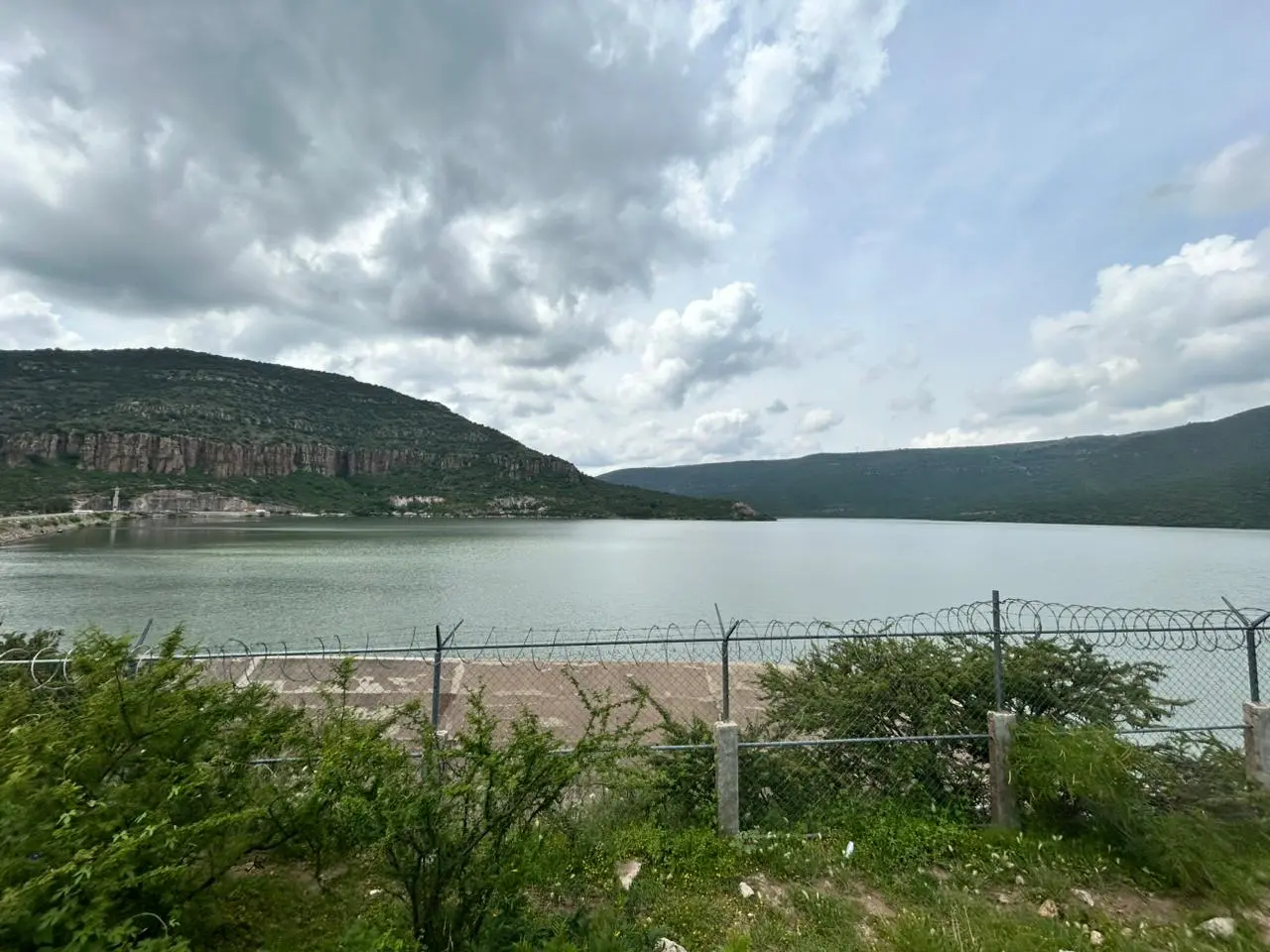 El agua que desfoga la presa Guadalupe Victoria va directamente al Río Tunal. Foto: Alejandro Ávila.