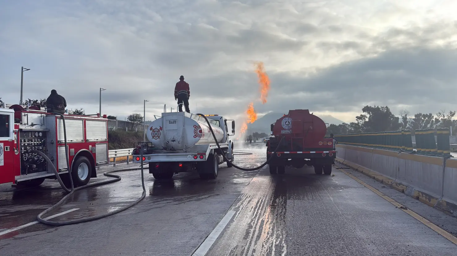El accidente, provocado por la pérdida de frenos del vehículo de Gas Internacional, obligó al cierre total de la vialidad. Imagen: Ramón Ramírez