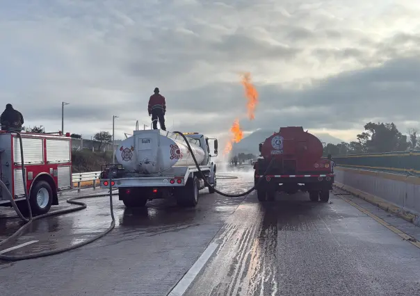 VIDEO | Pipa de gas se vuelca en la México-Puebla y desata caos vial de horas